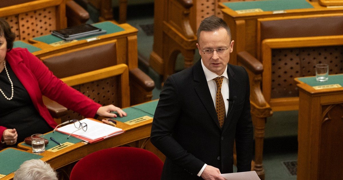 Szijjártó Péter egy privát félmaraton után csatlakozott a maratoni kormányüléshez - exkluzív fotókkal