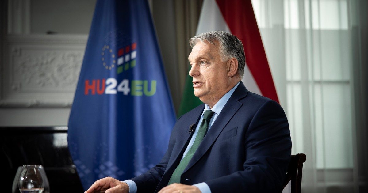 Az Orbán Viktor által tartott sajtótájékoztatót egy bekiabáló lohasztja le Strasbourgban