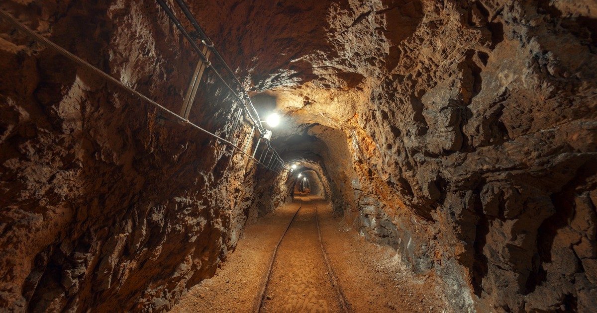 Szívszorító baleset az aranybányában: egy halott és több túlélő a föld alatt rekedve