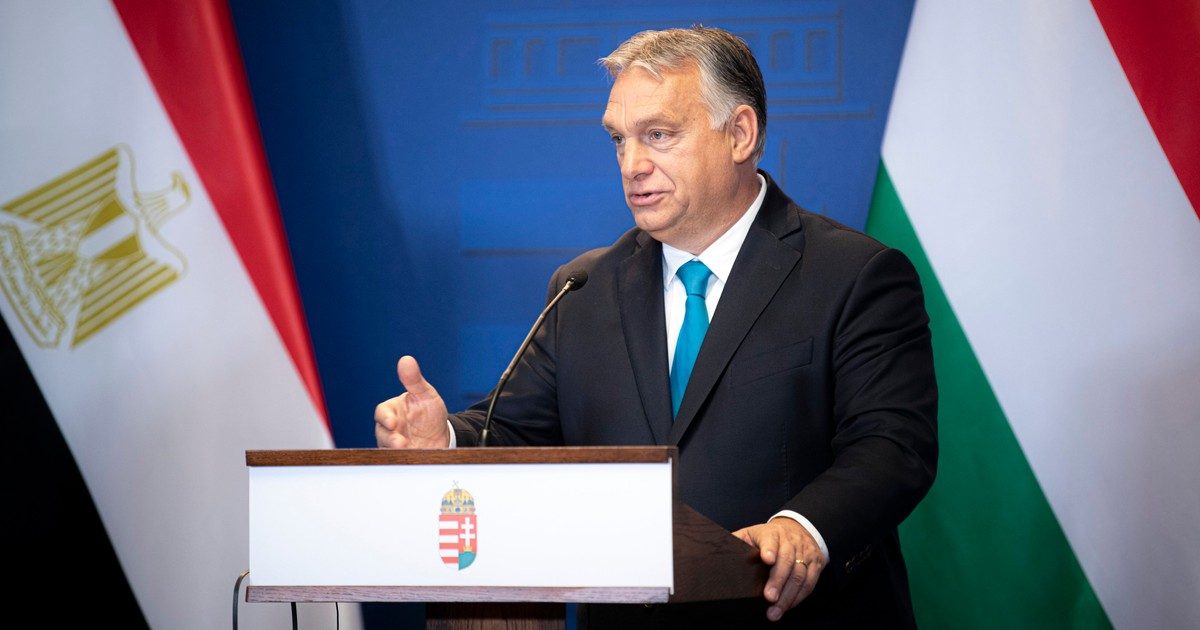 Orbán Viktor aktívan szurkol a magyar-holland meccsen: fotók a miniszterelnökről a stadionban