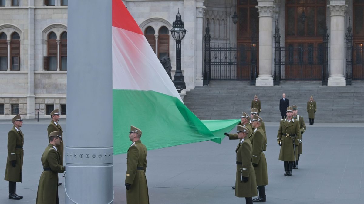 Az előcsarnok botránya: az Országház előtt felvonták, majd félárbócra engedték a nemzeti lobogót