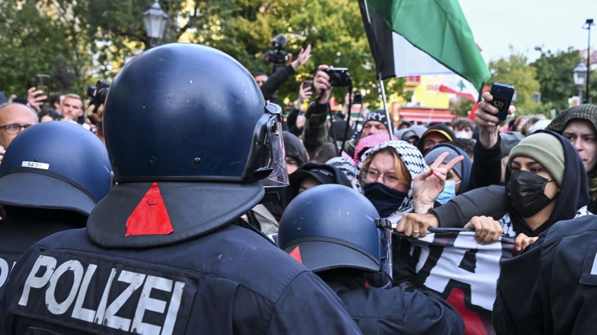 Provokatív tüntetők zavargást kavartak Berlinben, támadva a rendőröket