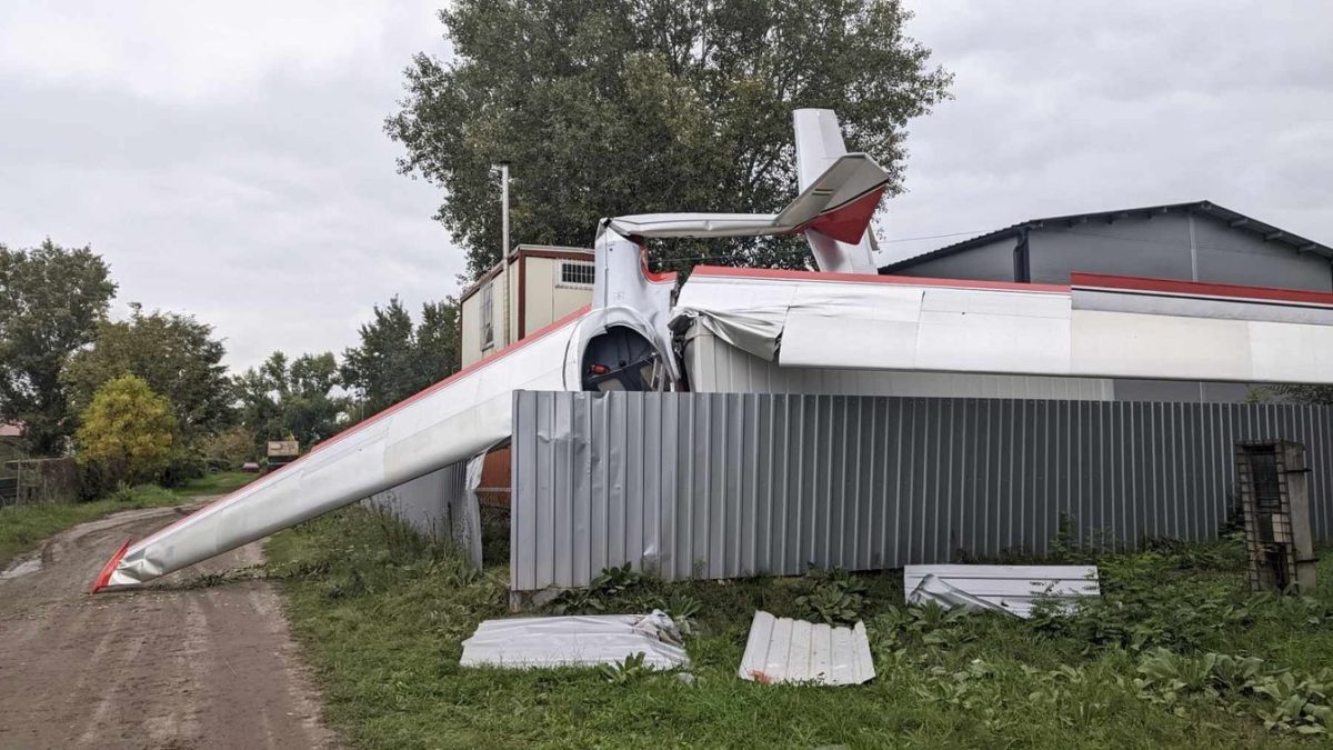 Dunakeszin vitorlázórepülő csapódott egy konténerbe: döbbenetes részletek a pilótáról