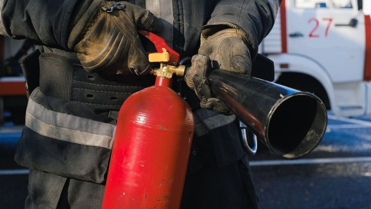 Felhőkarcoló lángol a főúton: mentők a helyszínen