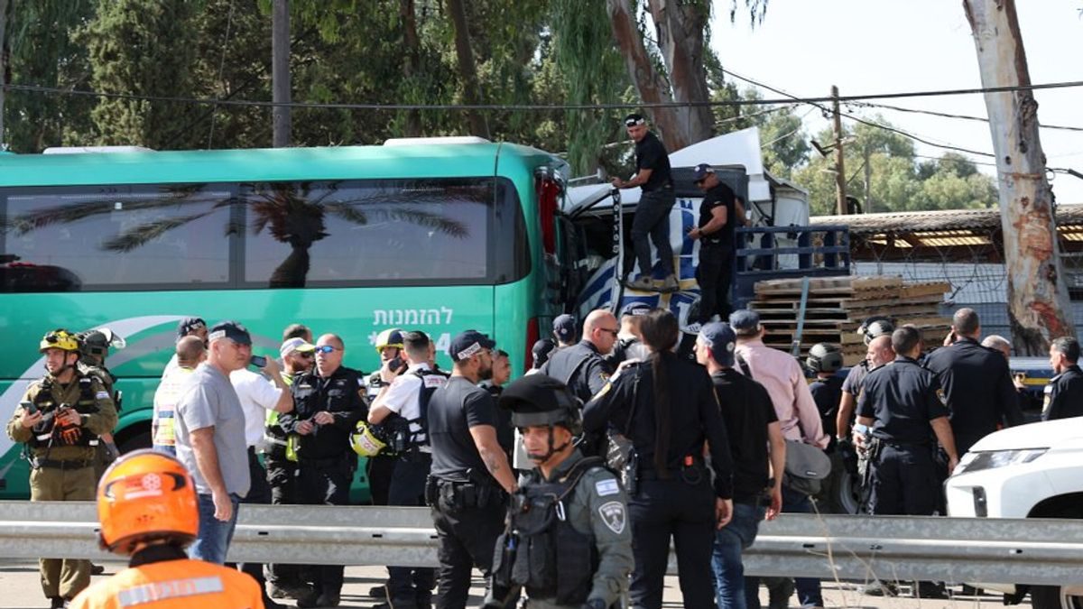 Sokkoló baleset: Kamion hajtott egy buszmegállóba Izraelben