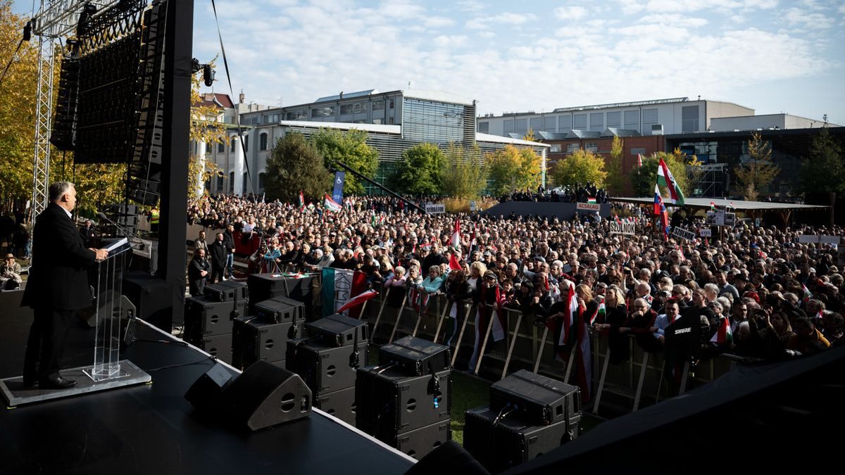 Az '56-os forradalom hősei újraélednek: Október 23. legmeghatóbb pillanatai képekben