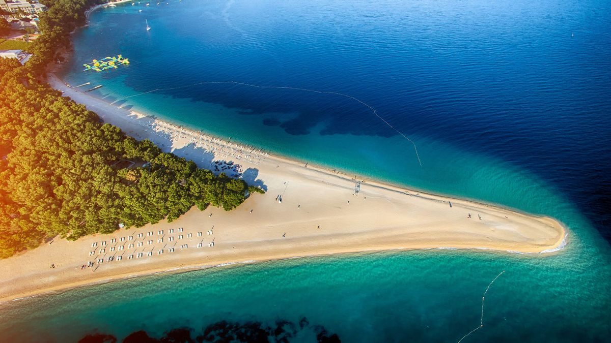 Az “Elpusztult a horvátországi legnépszerűbb strand a Boris-ciklon hatására” cím hatásos lehet a kapcsolódó események bemutatására.