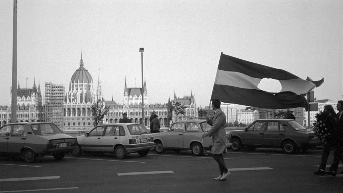 1956-os forradalom hőseire emlékezve - nosztalgikus utcai felvonulás a magyarok részéről