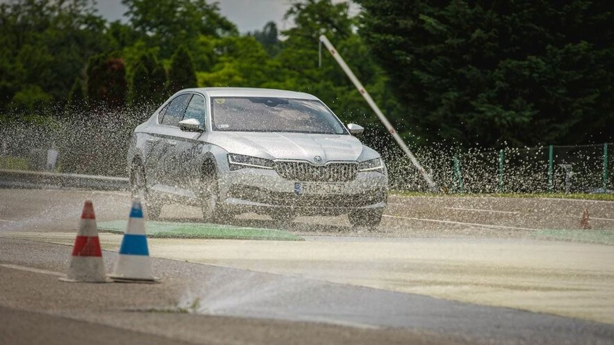 Készülj fel az őszi-téli autózásra ingyenes vezetési tréningen: Jelentkezz most!