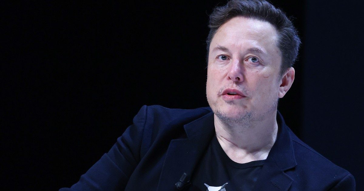 A TESLA ÉRTÉKÉNEK DRASZTIKUS CSÖKKENÉSE MUSK ÚJ ÖNVEZETŐ MODELLEINEK BEMUTATÁSA UTÁN