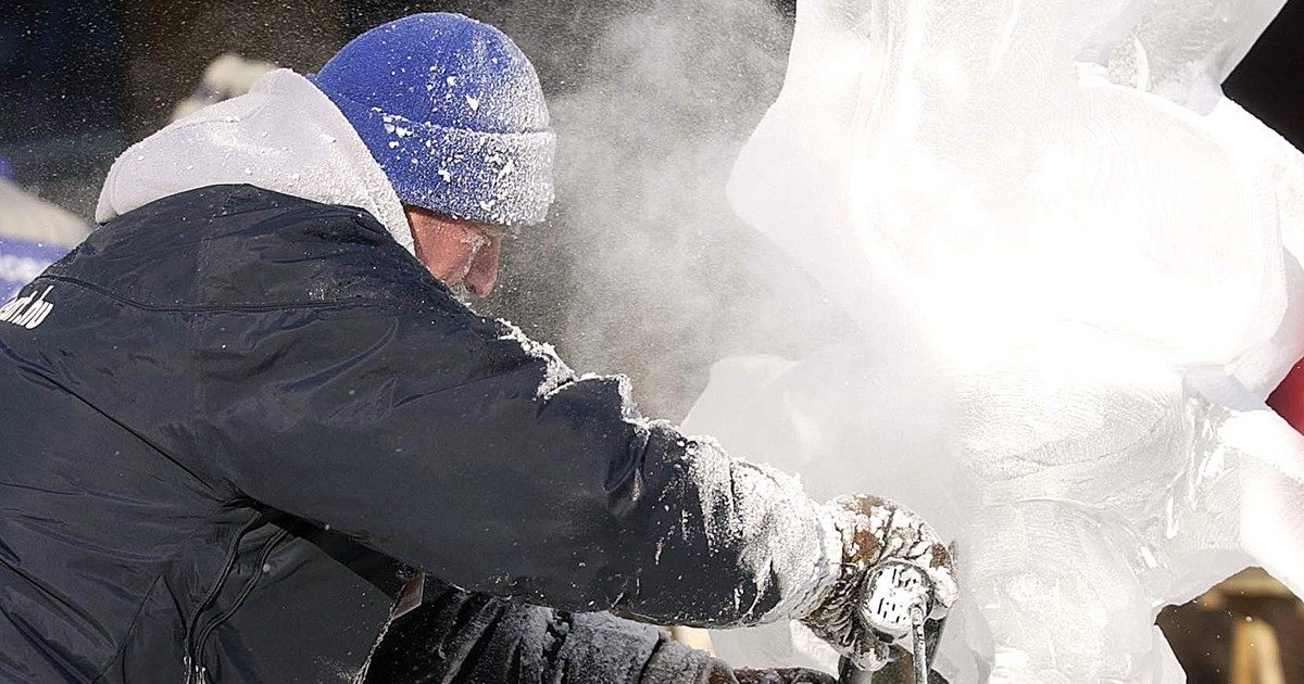 Kecskeméti Rocky: A főtéri Mikulás jégszobor hatalmas jobbegyenessel adta vissza a földnek, videón!