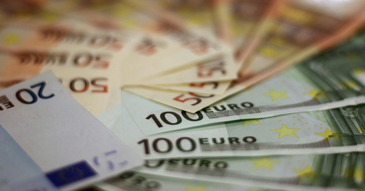 A forint hirtelen erősödött: az euró árfolyama 400 alá csökkent