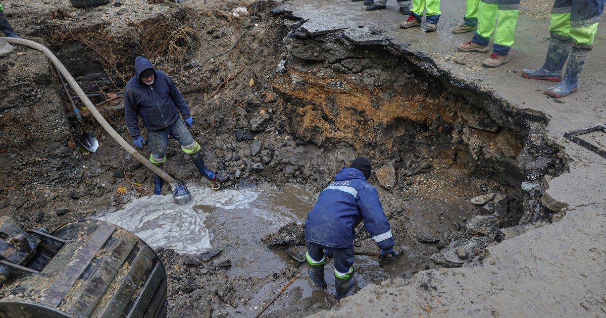 A vízhiány Zuglóban: lerobbant a cserecsővet szállító jármű