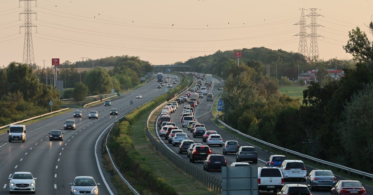 Tragikus baleset az M7-esen: Autószállító kamion lángokban