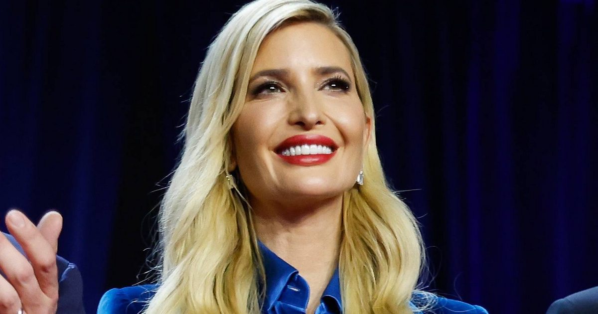 Ivanka Trump díszesen királykékben - Az elnöki győzelem ünneplése