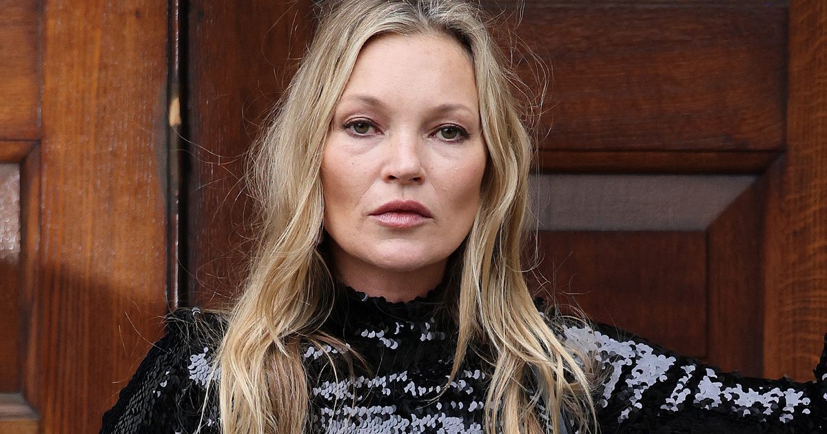 A bátor vállalás: Kate Moss már 15 évesen melltartó nélküli fotózást vállalt be