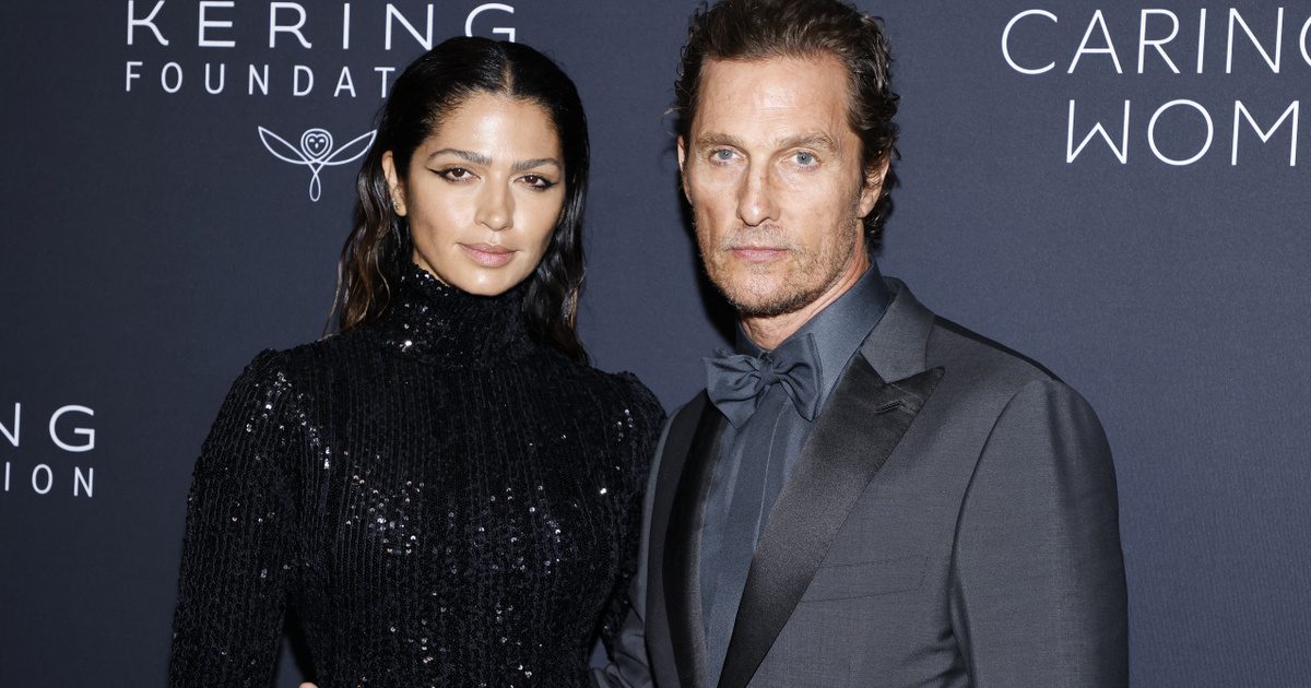 Matthew McConaughey felesége stílusosan színre lép – Kate Hudson szettjével a mozis plakáton