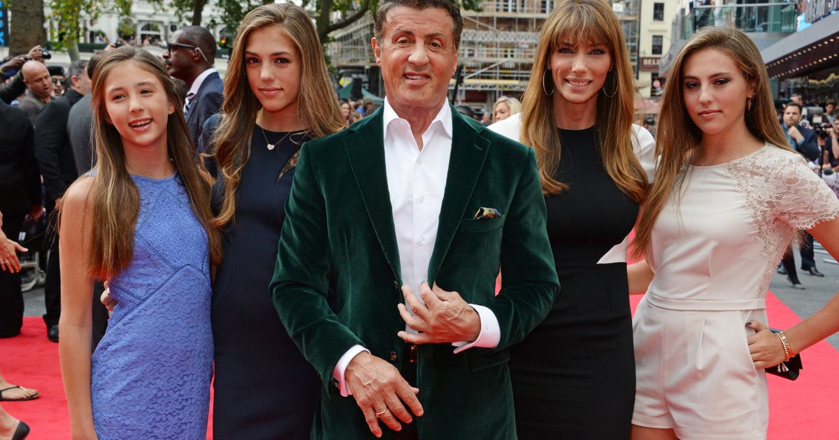 Sylvester Stallone lányai Barbie babákká plasztikáztatták magukat: felesége sem vetette meg a botoxot