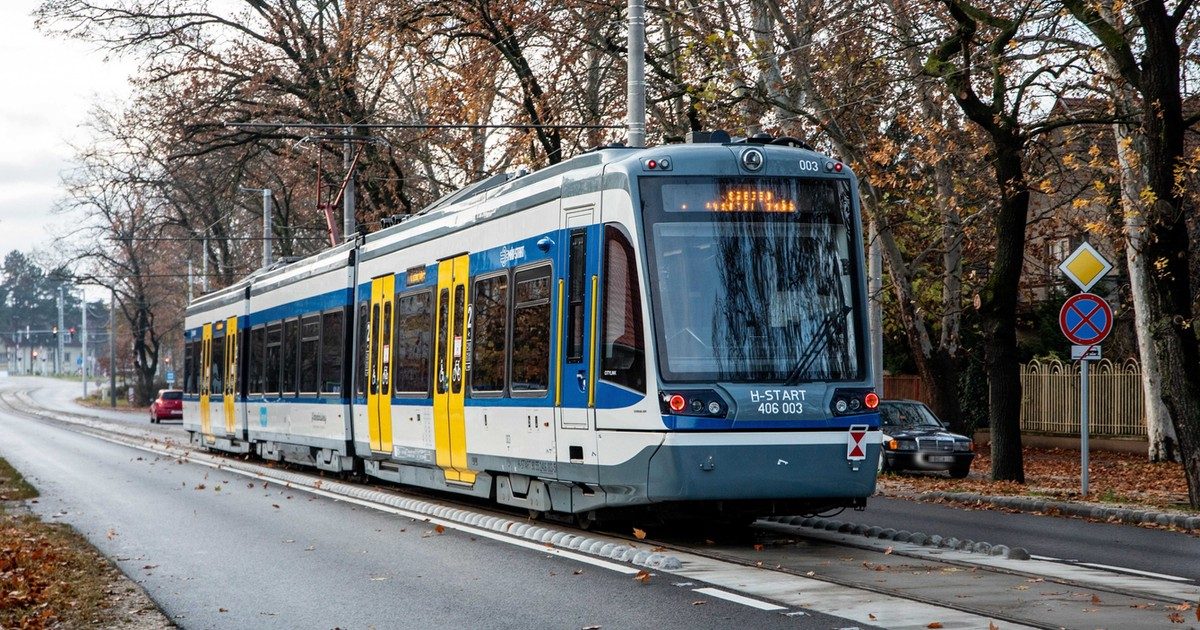 Véletlen gázt adott a rokkantkocsi: Durva fotókon a megrázó baleset a szegedi tram-train ajtajának letépésével