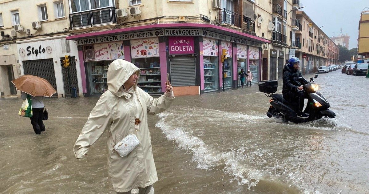 A címre javaslatom: "Pánik Andalúziában: több ezer embert kényszerítettek menekülésre az esőzések