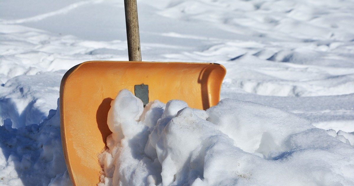 Férfi hólapáttal támadt a rendőrre Hajdú-Biharban: drámai pillanatok fotón