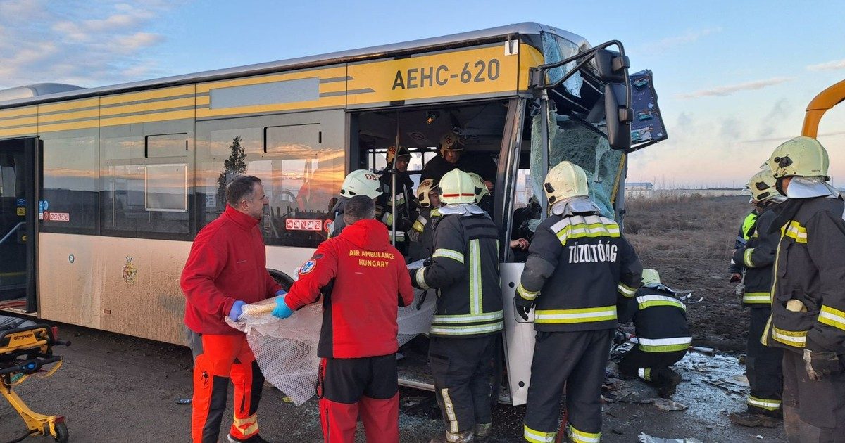 Nehéz pillanatok a debreceni buszbaleset helyszínéről készült fotókon