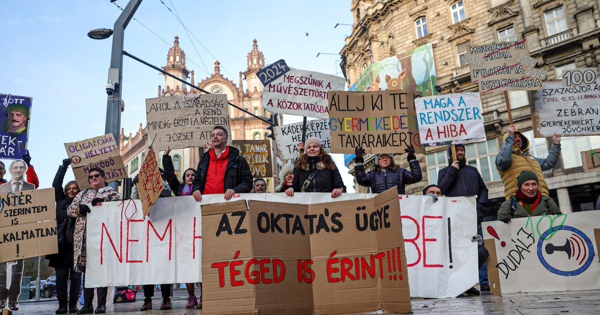 Életveszélyben a gyalogosok! Zebrát blokkoló autók a belvárosban - sokkoló képek