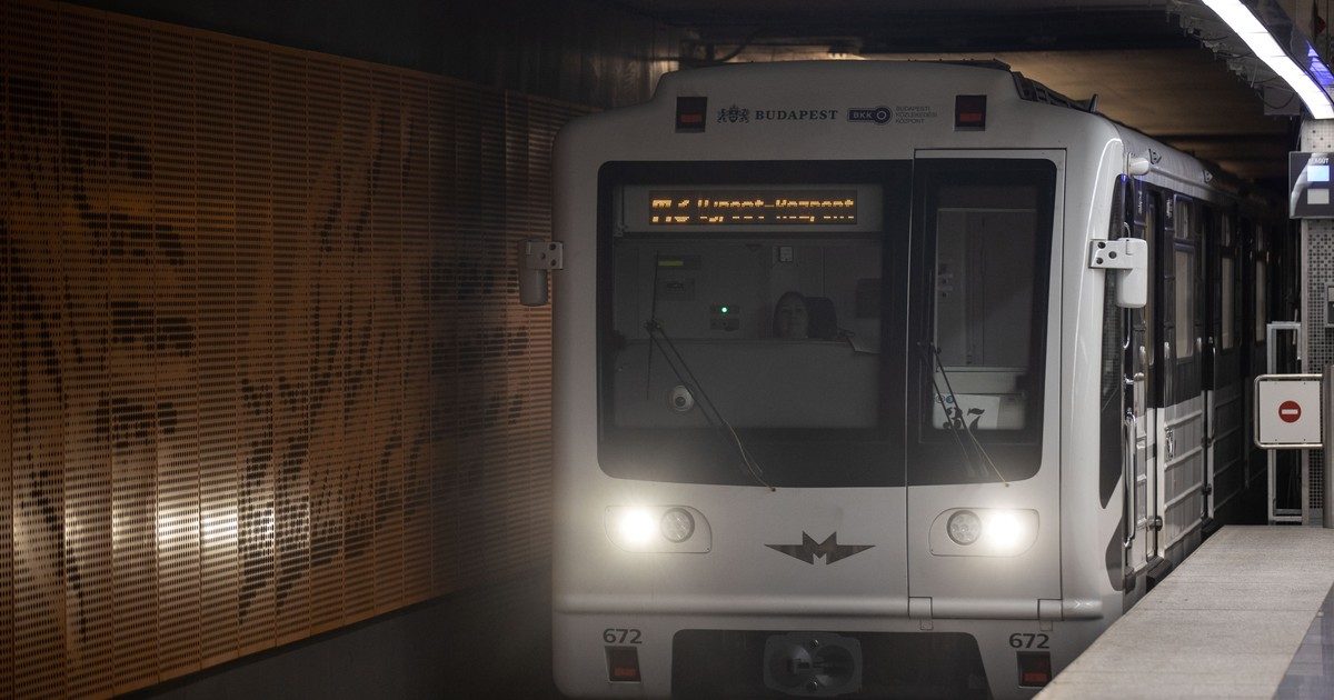 Váratlanul jött a veszély: tűzoltók mentették az utasokat a füstölgő metrószerelvényből