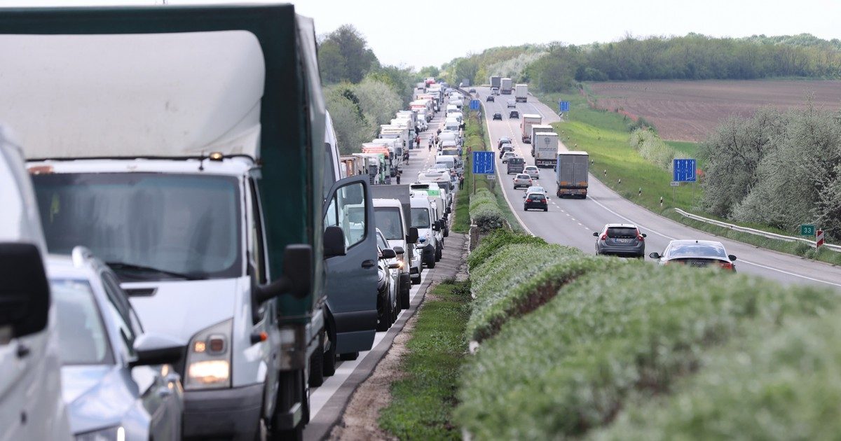 Baleset következtében lezártak egy sávot az M7-es autópályán