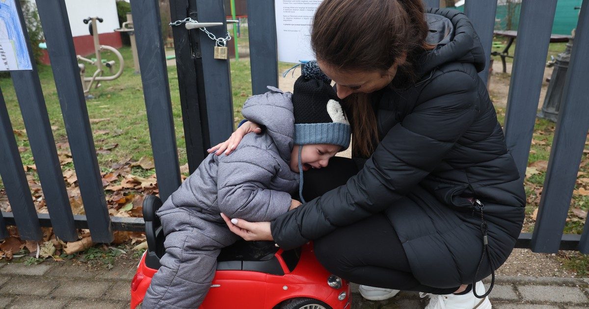 A ricsaj ára: a szomszéd bezárja a játszóteret a sörédi gyerekek elől