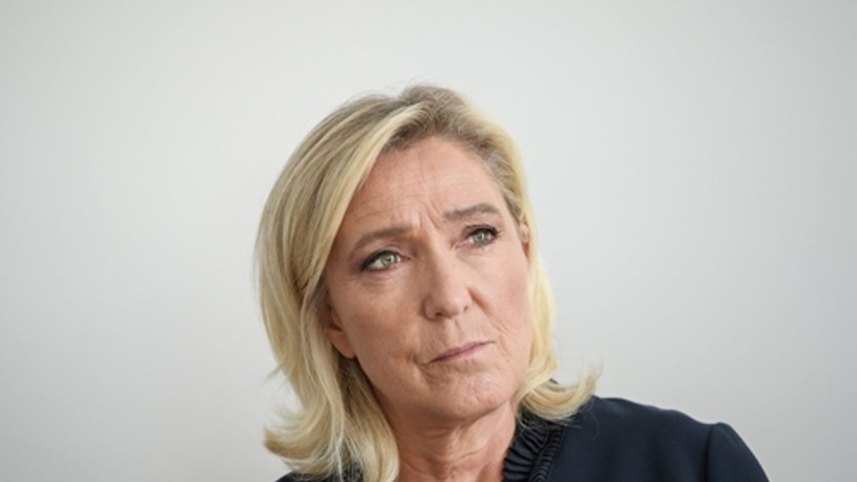 Marine Le Pen fenyegeti a francia kormány jövőjét