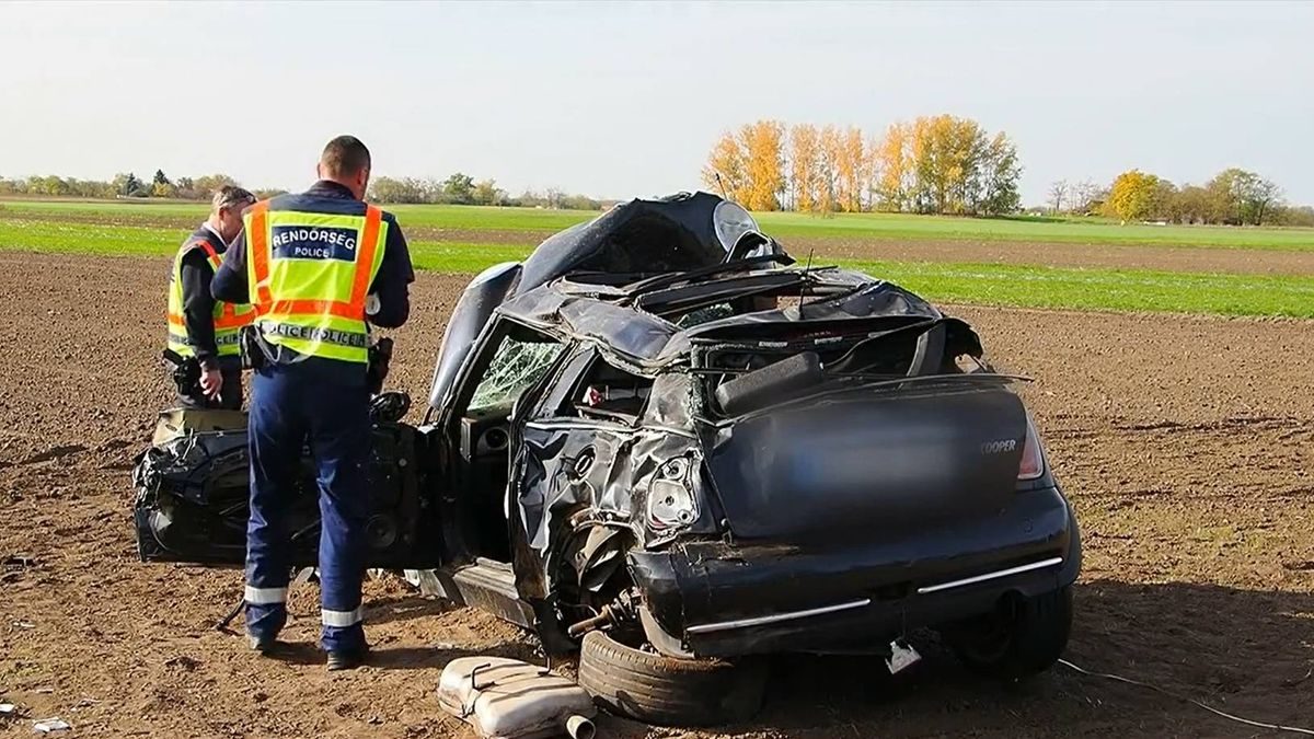 Életveszélyes baleset Kunszállásnál: száguldó autó a temető felé sodródott