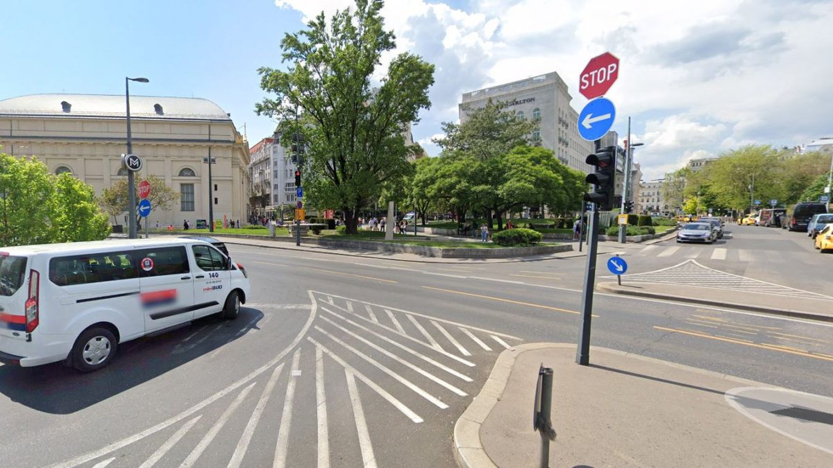 Szenzációs fotók a Deák téren: A magyar sztárséf botrányos dolgot művelt a tömeg közepén