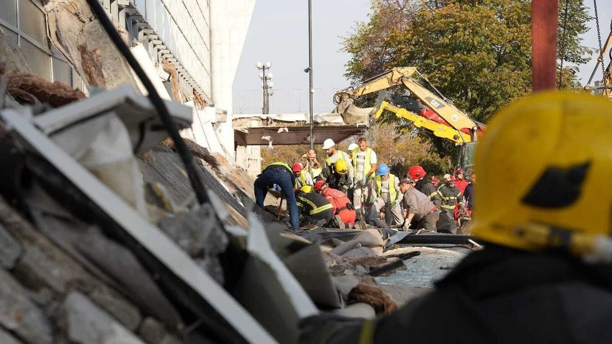 Tragédia Újvidéken: 13 halott a vasútállomás terraszának leszakadása után - döbbenetes videó