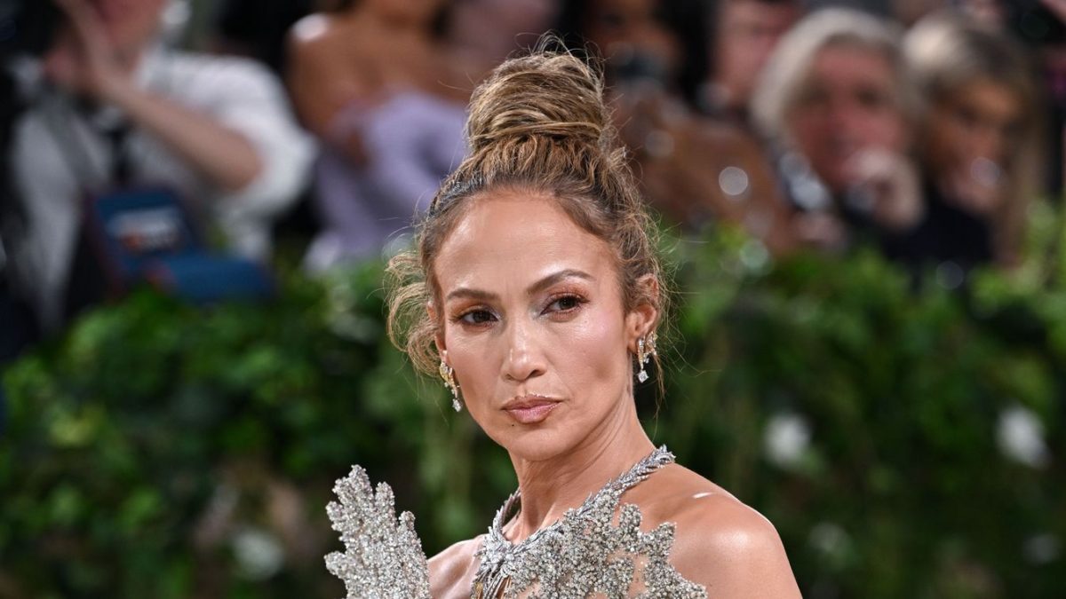 A vészes mellbimbó-villantás: Jennifer Lopez feledékenysége botrányt okozott