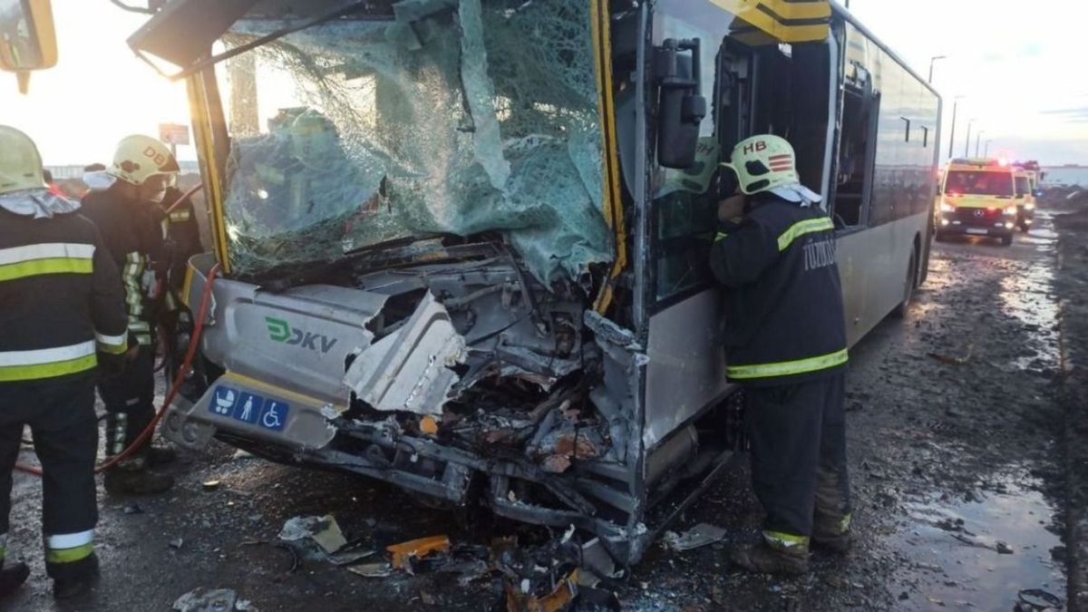 Az irtózatos buszbaleset Debrecenben: több sérült és sokkoló helyszín