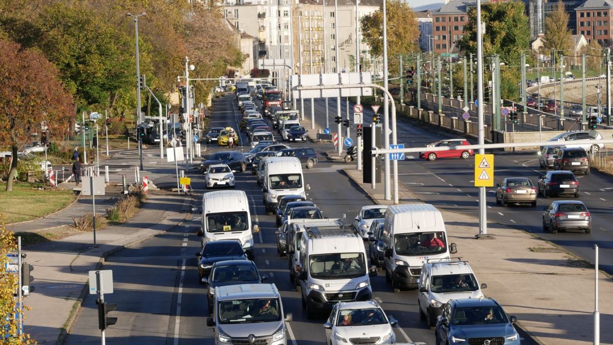 Érkező hír: Budapesten teljes szélességében lezárták az utat, komoly helyzet