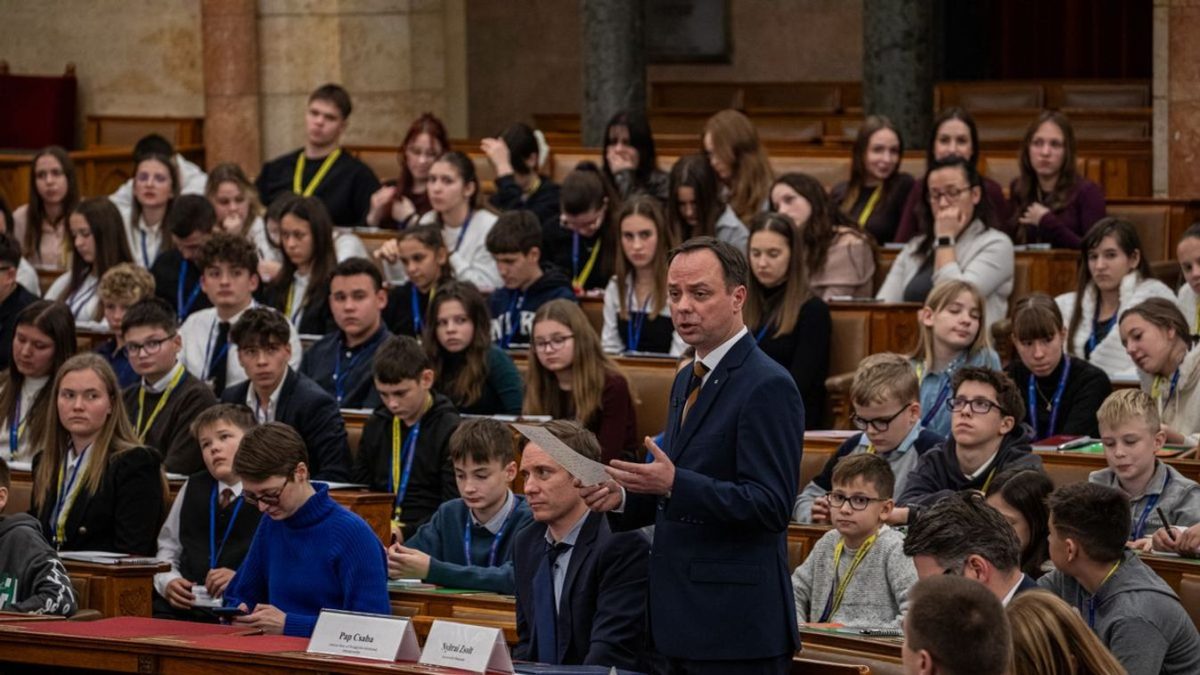 A diákok kérdéseit hallgathatták a Parlamentben