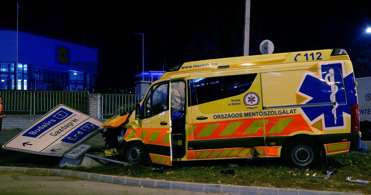 Sokkoló látvány: Balesetet szenvedett mentőautó a Budaörsi úton - Egyelőre nincs sérültről információ