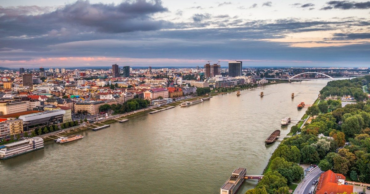 Sürgős bevetés a Dunán: Mentőcsapatok a süllyedő hajóhoz siettek - Fotó