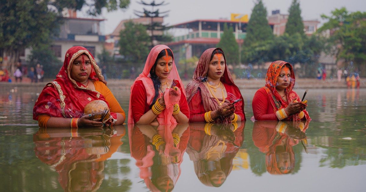 Varázslatos pillanatok: A Napisten imádatának szépsége hindu szertartáson - Fotók