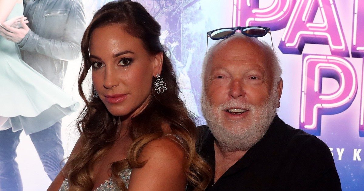 A megható pillanat: Vajna Tímea Andy Vajna sírjánál - Képek és videó a meglepő látványról