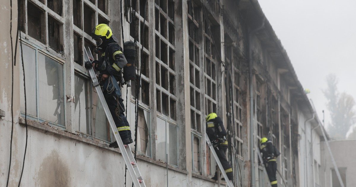 A katasztrófavédelem mobil laborral vizsgálja Jákob Zoli leégett raktár környékének levegőjét