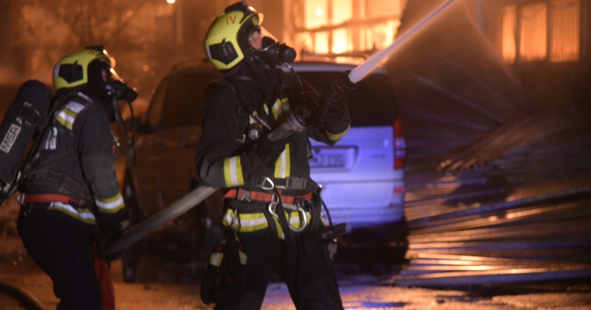 Budapesti Raktártűz Pokoli Szemmel: Felkavaró Helyszíni Fotók a Galériában