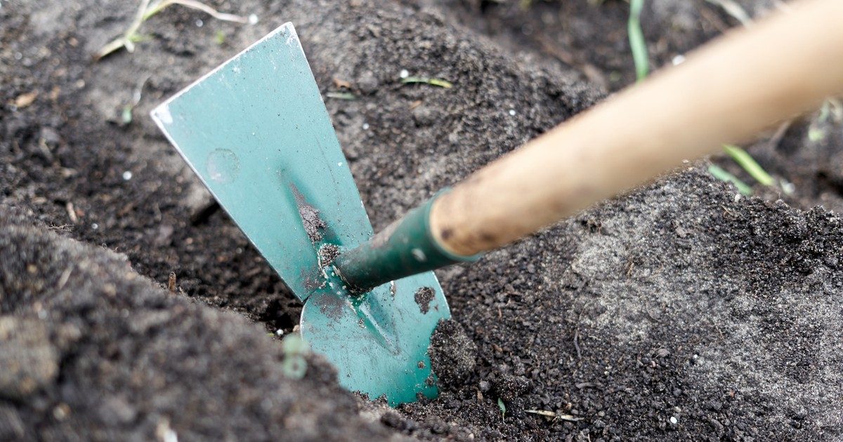 Férfi kegyetlen támadása Borsodban: Kiélezett kapával vetette magát a rendőrökre