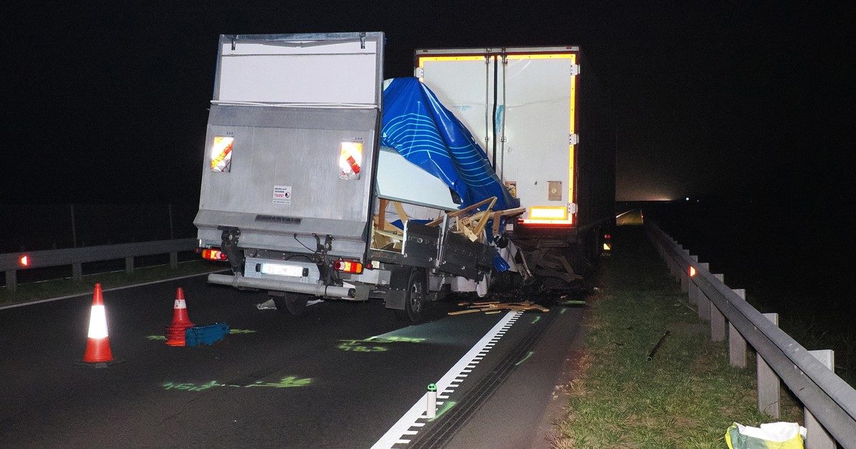 Rémálomba illő horrorbaleset az M44-esen: Megdöbbentő fotók a felismerhetetlenségig sérült kisteherautóról