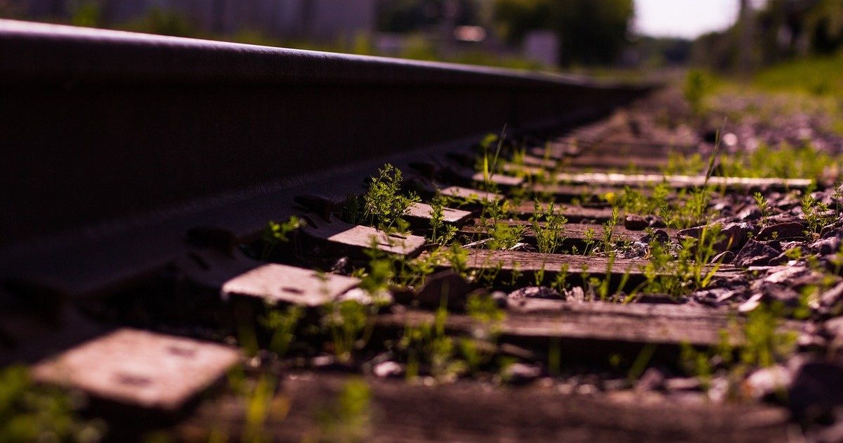 Gyors tűzoltók mentettek két autóst, akik a sínekre hajtottak és fennakadtak