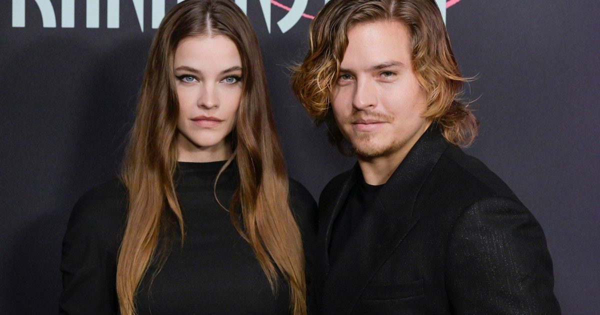 A Képernyőn Kívül - Palvin Barbara és Dylan Sprouse Különleges Halloweeni Kézbesítését Felejthetetlennek Ítélik