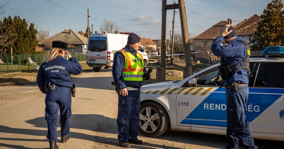 Rémséges baleset Almásfüzitőnél: A sínekre csúszott autót ketté szakította két vonat