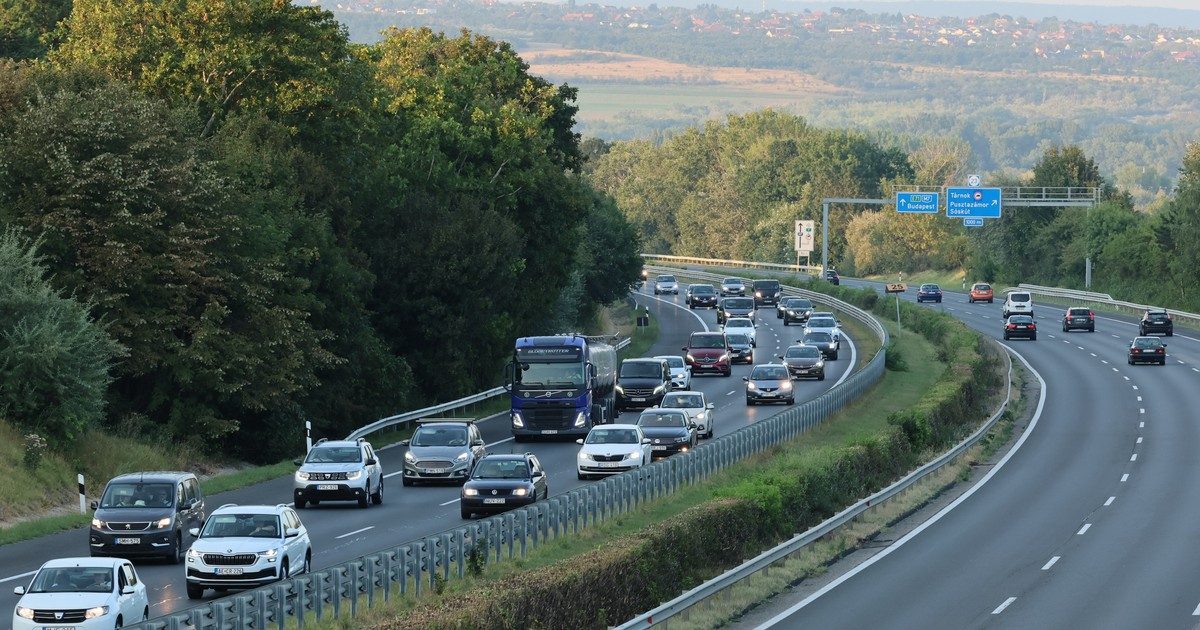 Kegyetlen lángok az M1-es autópályán: hátborzongató felvétel egy busz teljes elégése közben